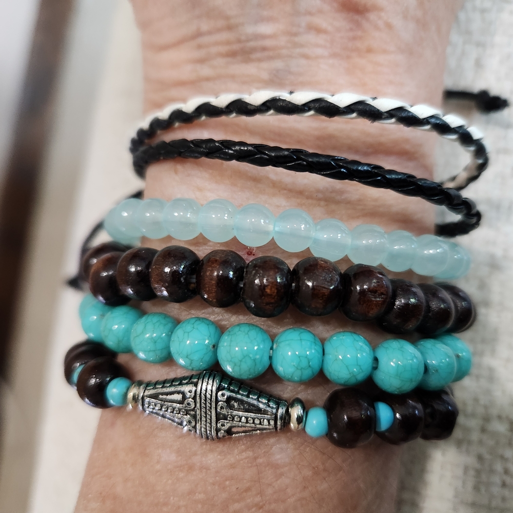 Nwot Womens Turquoise and Brown Beaded & Leather Set
